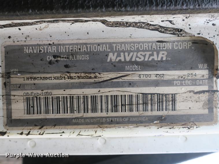 image for item DB8786 1999 International 4700 seal coat truck