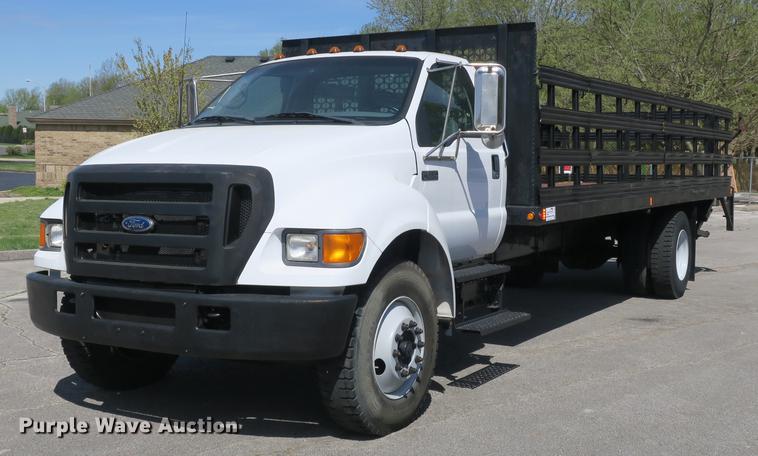 image for item DB8809 2004 Ford F650 flatbed truck