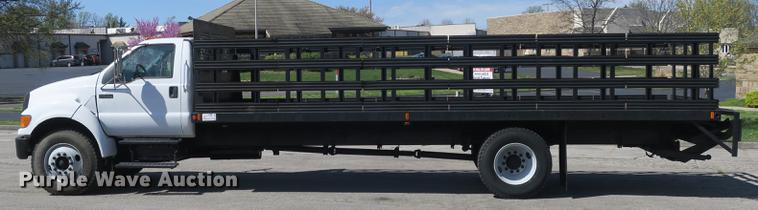 image for item DB8809 2004 Ford F650 flatbed truck