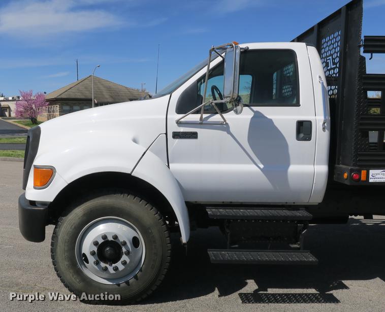 image for item DB8809 2004 Ford F650 flatbed truck