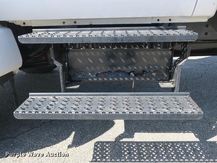 image for item DB8809 2004 Ford F650 flatbed truck