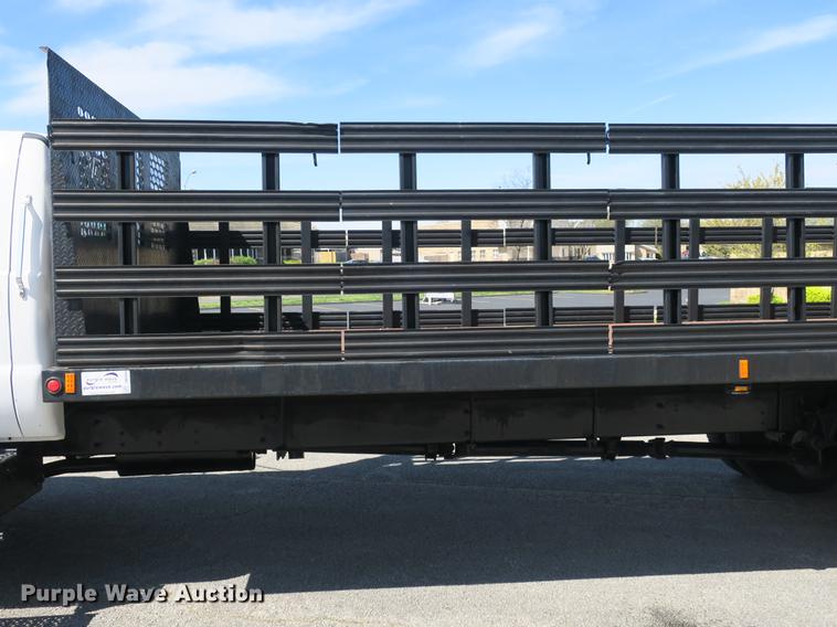 image for item DB8809 2004 Ford F650 flatbed truck