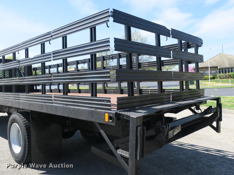 image for item DB8809 2004 Ford F650 flatbed truck