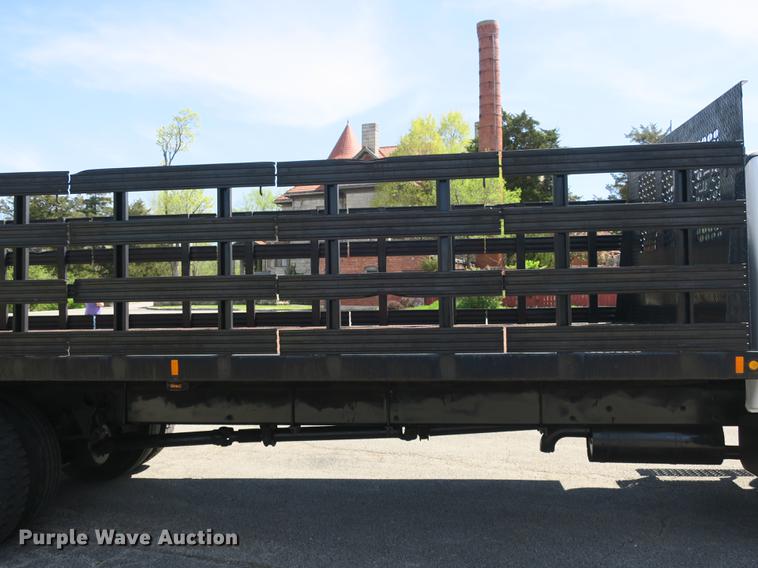 image for item DB8809 2004 Ford F650 flatbed truck