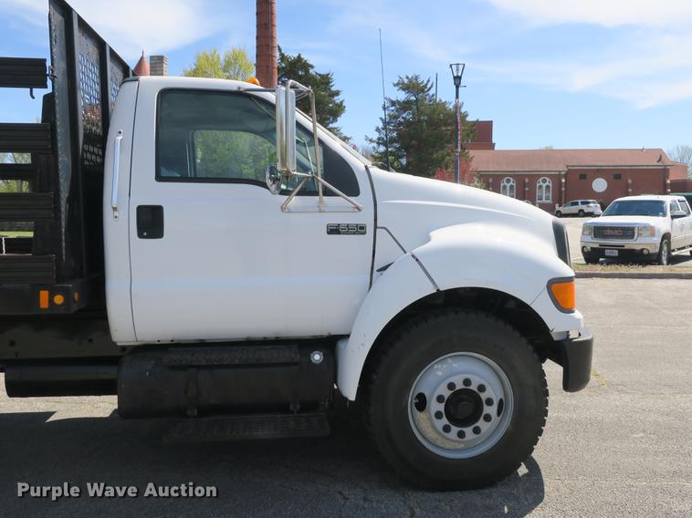 image for item DB8809 2004 Ford F650 flatbed truck