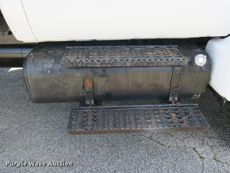 image for item DB8809 2004 Ford F650 flatbed truck