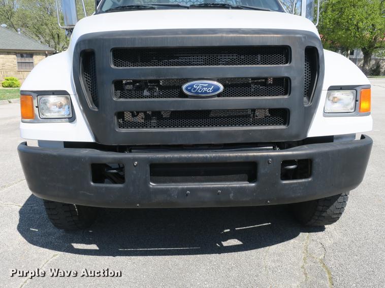 image for item DB8809 2004 Ford F650 flatbed truck