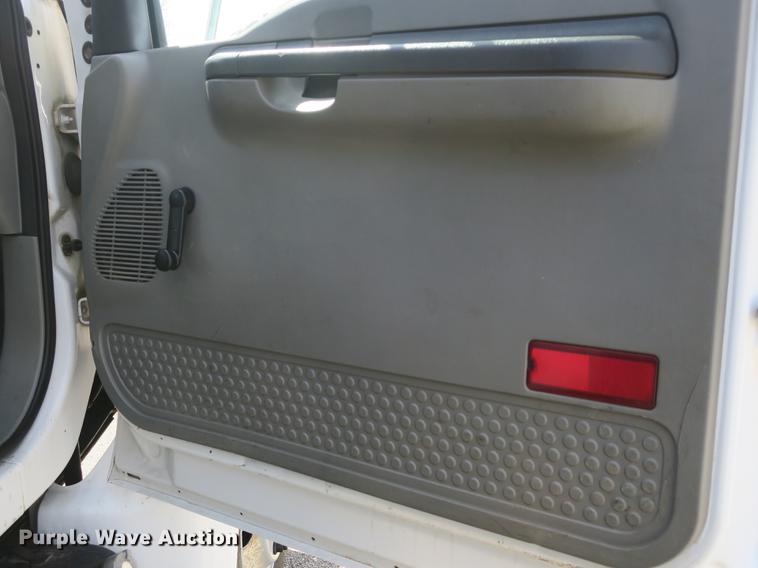 image for item DB8809 2004 Ford F650 flatbed truck