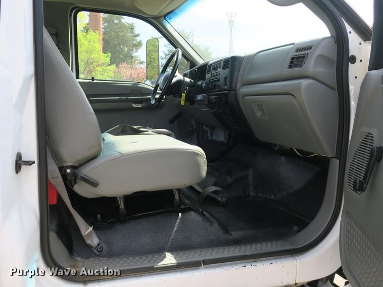 image for item DB8809 2004 Ford F650 flatbed truck