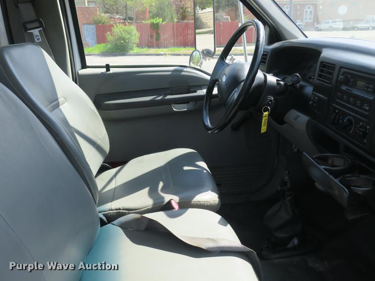 image for item DB8809 2004 Ford F650 flatbed truck