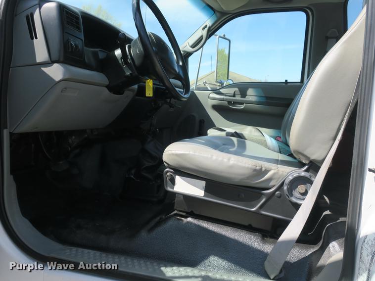 image for item DB8809 2004 Ford F650 flatbed truck