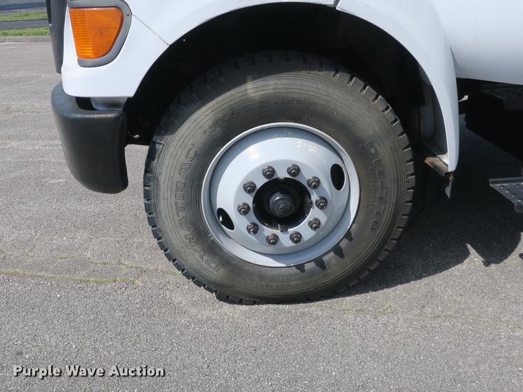 image for item DB8809 2004 Ford F650 flatbed truck