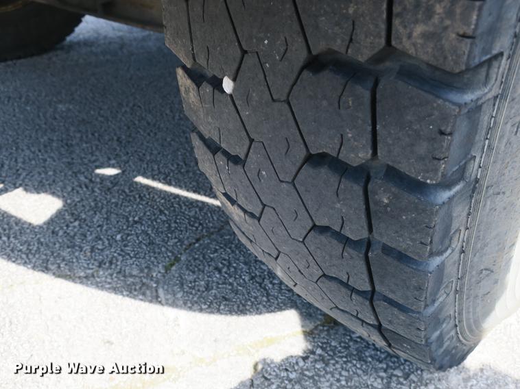 image for item DB8809 2004 Ford F650 flatbed truck