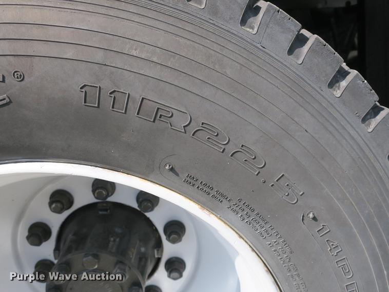 image for item DB8809 2004 Ford F650 flatbed truck