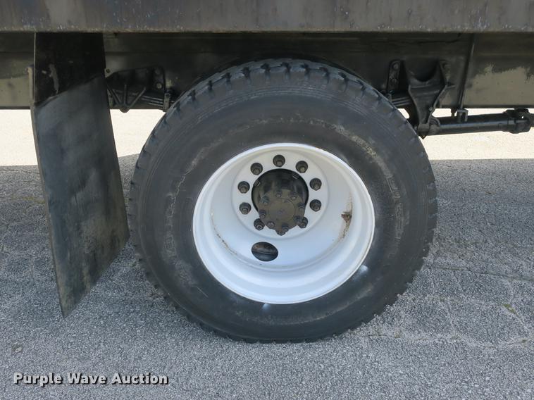 image for item DB8809 2004 Ford F650 flatbed truck