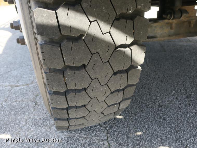 image for item DB8809 2004 Ford F650 flatbed truck