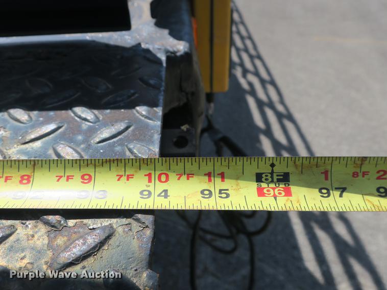 image for item DB8809 2004 Ford F650 flatbed truck