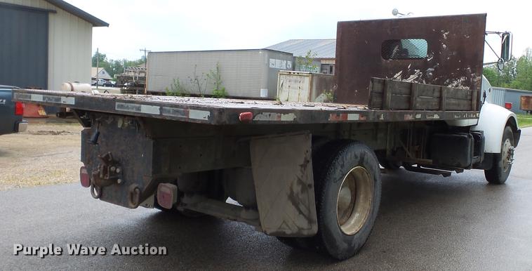 image for item DD2265 2000 Peterbilt 330 flatbed truck