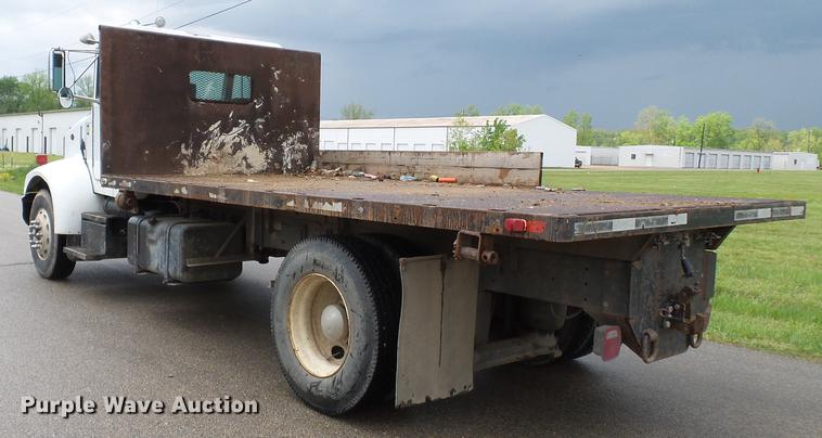image for item DD2265 2000 Peterbilt 330 flatbed truck