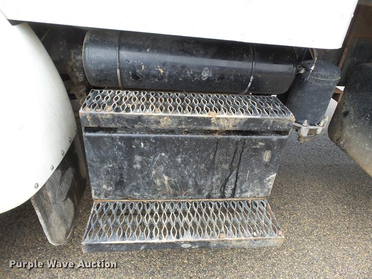 image for item DD2265 2000 Peterbilt 330 flatbed truck