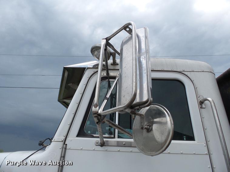 image for item DD2265 2000 Peterbilt 330 flatbed truck