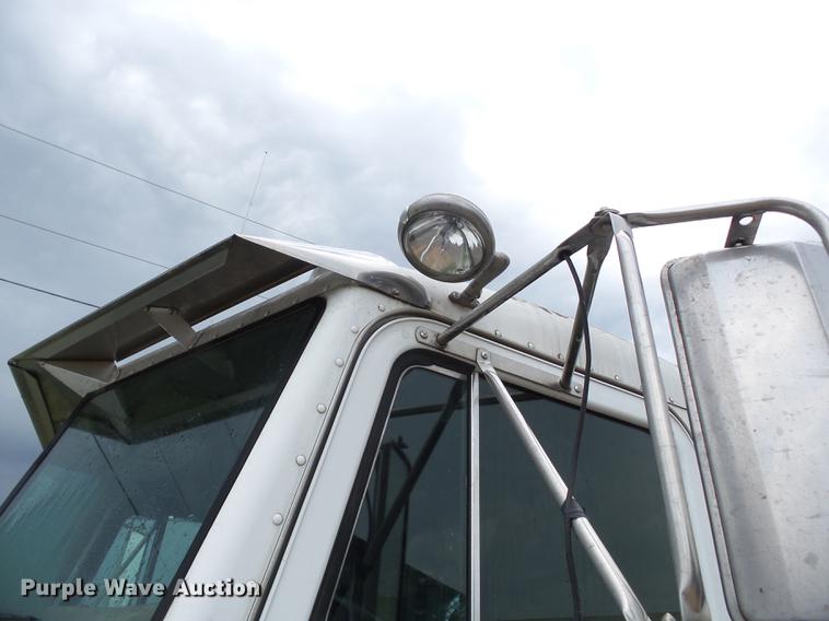 image for item DD2265 2000 Peterbilt 330 flatbed truck