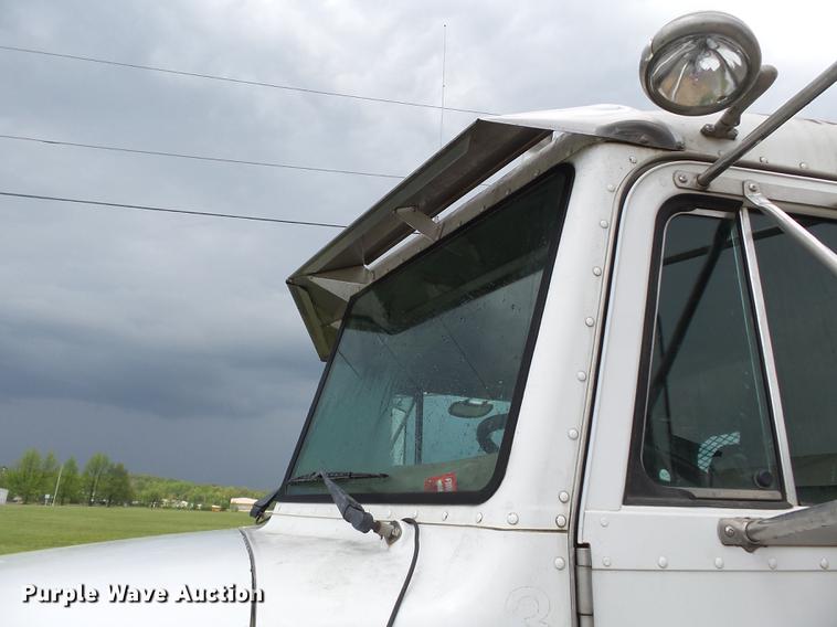 image for item DD2265 2000 Peterbilt 330 flatbed truck