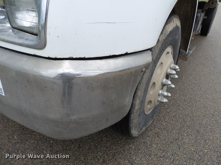 image for item DD2265 2000 Peterbilt 330 flatbed truck