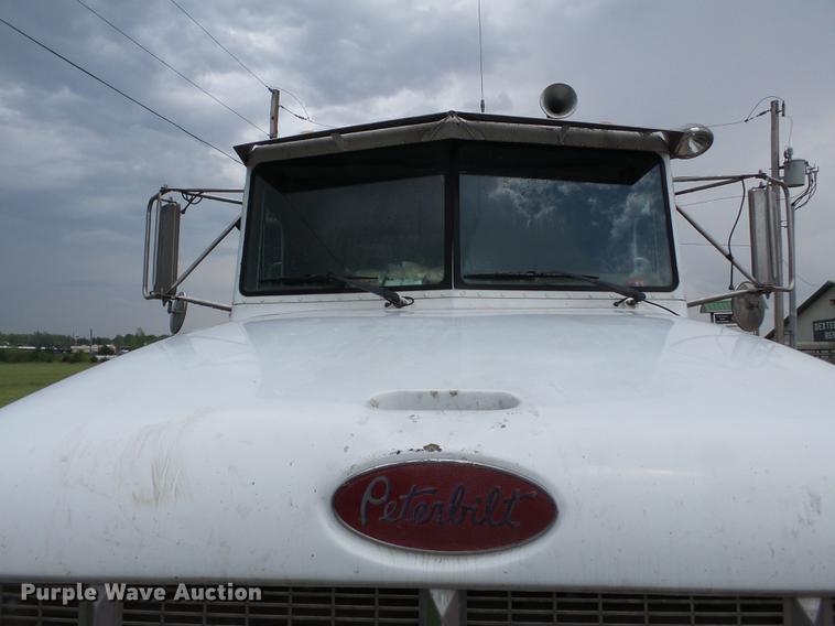 image for item DD2265 2000 Peterbilt 330 flatbed truck