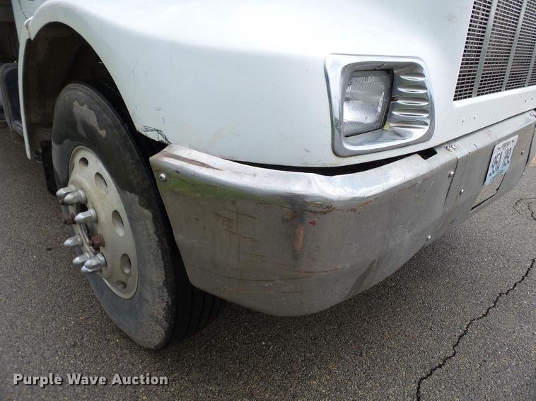 image for item DD2265 2000 Peterbilt 330 flatbed truck