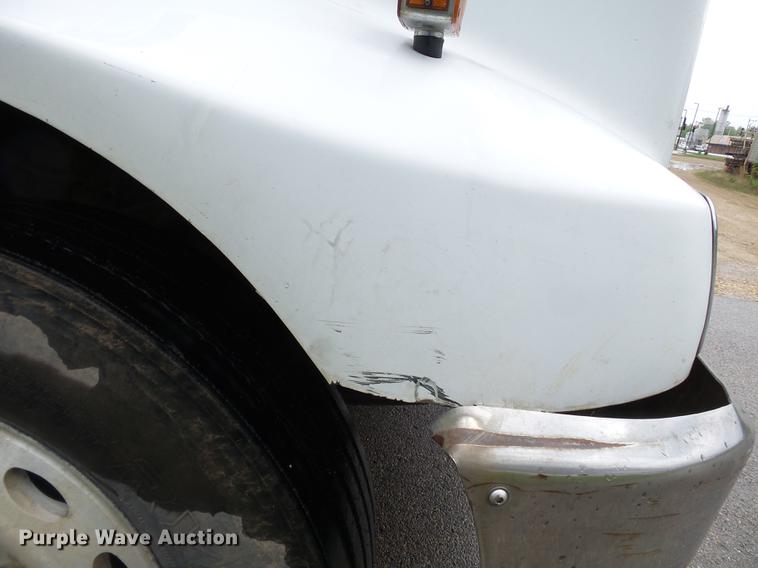 image for item DD2265 2000 Peterbilt 330 flatbed truck