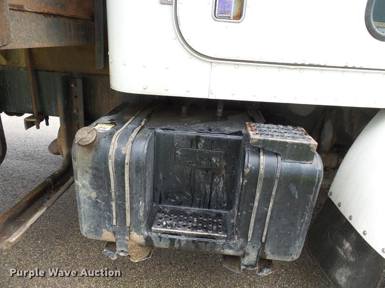 image for item DD2265 2000 Peterbilt 330 flatbed truck