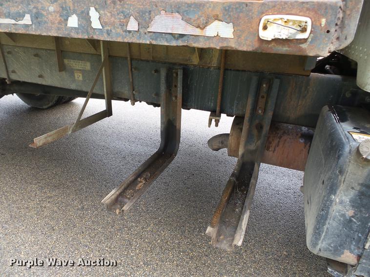 image for item DD2265 2000 Peterbilt 330 flatbed truck