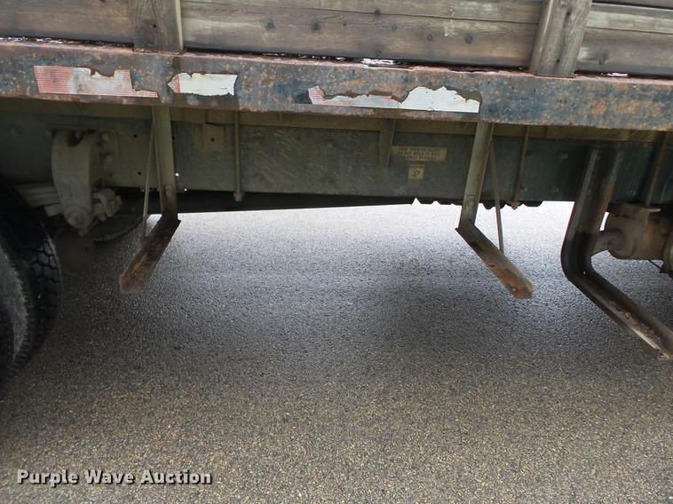 image for item DD2265 2000 Peterbilt 330 flatbed truck