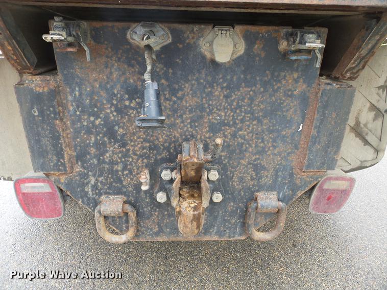 image for item DD2265 2000 Peterbilt 330 flatbed truck