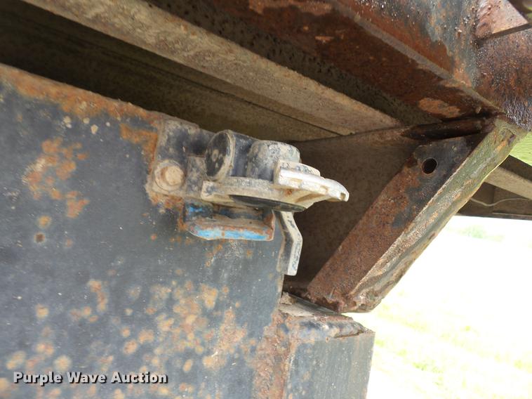 image for item DD2265 2000 Peterbilt 330 flatbed truck