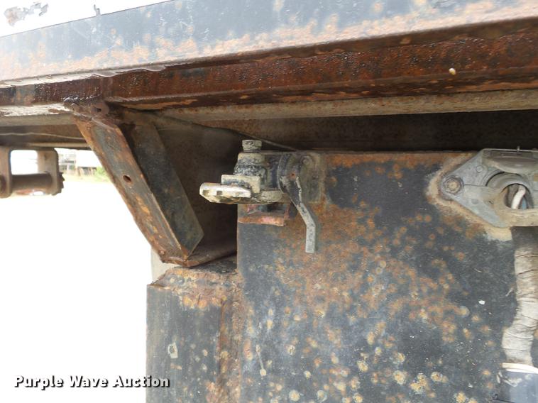 image for item DD2265 2000 Peterbilt 330 flatbed truck