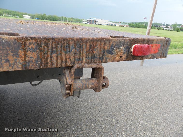 image for item DD2265 2000 Peterbilt 330 flatbed truck