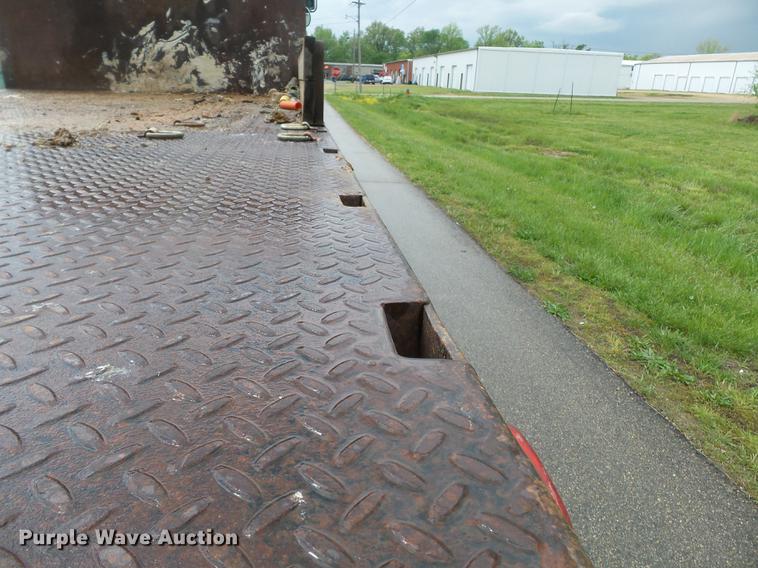 image for item DD2265 2000 Peterbilt 330 flatbed truck