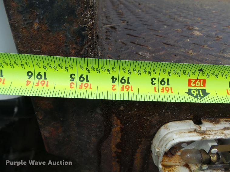 image for item DD2265 2000 Peterbilt 330 flatbed truck