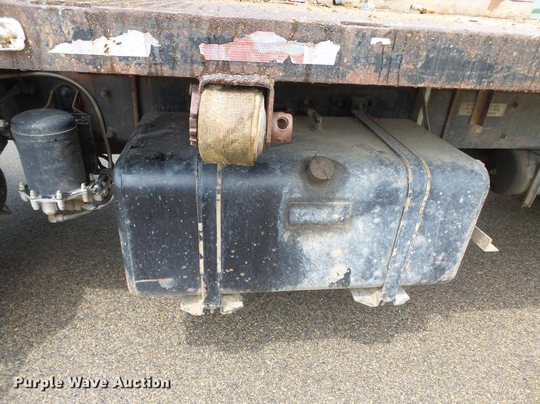 image for item DD2265 2000 Peterbilt 330 flatbed truck