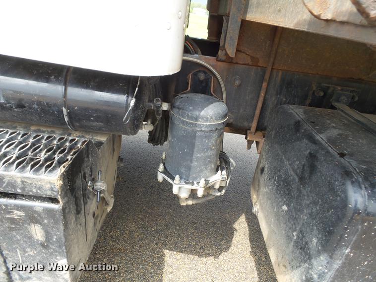 image for item DD2265 2000 Peterbilt 330 flatbed truck