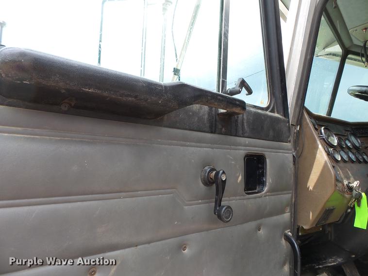 image for item DD2265 2000 Peterbilt 330 flatbed truck