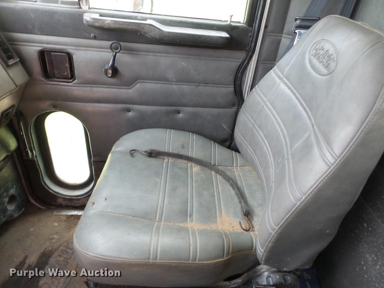 image for item DD2265 2000 Peterbilt 330 flatbed truck