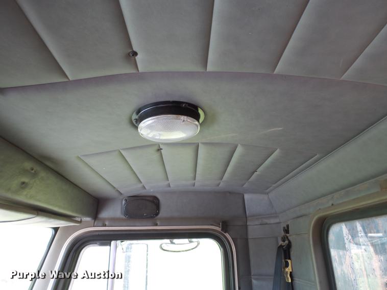 image for item DD2265 2000 Peterbilt 330 flatbed truck