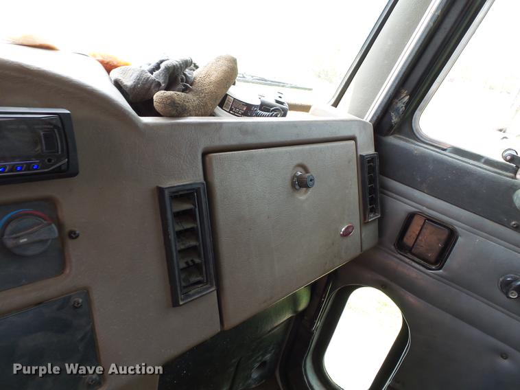 image for item DD2265 2000 Peterbilt 330 flatbed truck