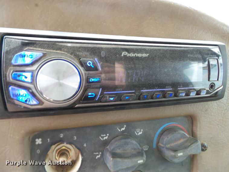 image for item DD2265 2000 Peterbilt 330 flatbed truck