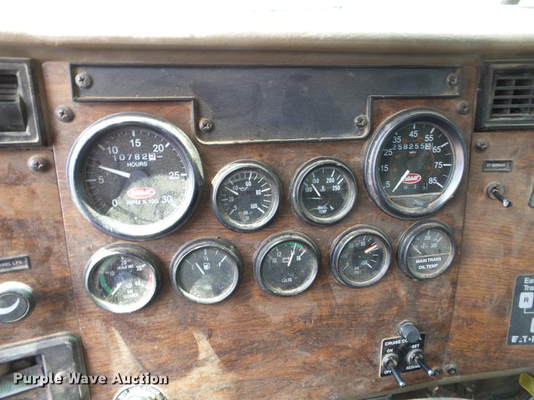 image for item DD2265 2000 Peterbilt 330 flatbed truck