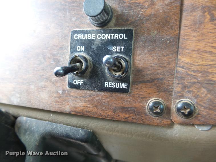 image for item DD2265 2000 Peterbilt 330 flatbed truck