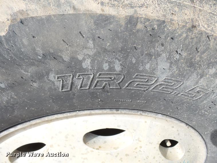 image for item DD2265 2000 Peterbilt 330 flatbed truck